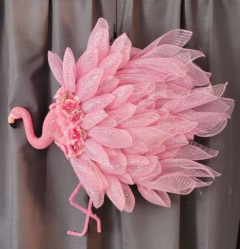 Dollar Tree Flamingo Crafts, Flamingo Wreath Ideas, Pink Flamingo Craft, Flamingo Crafts, Flamingo Diy, Animal Wreaths, Flamingo Projects, Dollar Tree Crafts Diy, Flamingo Wreath