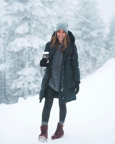 Europe Winter Outfits, Trekking Outfit, Dressy Winter, Comfy Outfits Winter, Winter Boots Outfits, Outfits Cold, Winter Travel Outfit, Hiking Outfit Women, Wardrobe Capsule