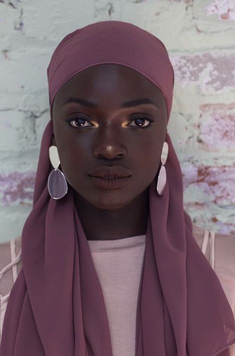 Estilo Hijab, Head Wrap Styles, Head Scarf Styles, Bald Women, Black Femininity, Hair Shows, Aesthetic People, Dark Skin Women, African Beauty