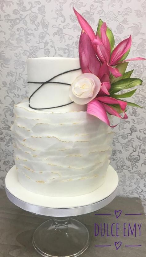 Wafer Paper Ruffle Cake, Ruffles Wedding Cake, Delicate Cakes, Paper Ruffles, Paper Cakes, Sugar Decorations, Ruffle Wedding Cake, Star Cake, Wafer Paper Flowers