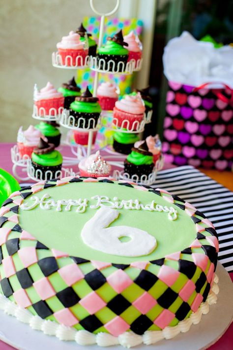 Pin for Later: 70+ Fabulous and Unique Birthday Cakes For Kids A Braided Green and Pink Cake Musical Birthday Party, Green Snacks, Harry Birthday, Unique Birthday Cakes, Birthday Party Photography, Birthday Freebies, Wicked Musical, Green Cake, Beautiful Birthday Cakes