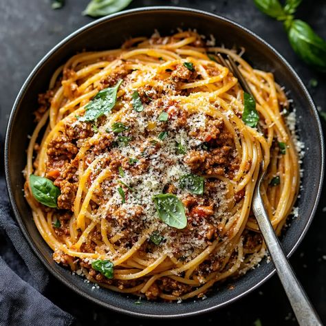 Discover how to make a quick and delicious Spaghetti Bolognese with this easy recipe. Perfect for a satisfying meal that everyone will love! Easy Bolognese Recipe, Bolognese Pasta Recipe, Easy Bolognese, Easy Spaghetti Bolognese, Pasta Bolognese Recipe, Beef Bolognese, Spaghetti Bolognese Recipe, Delicious Spaghetti, Easy Spaghetti