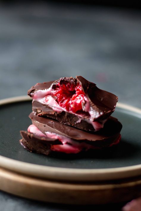 Raspberry & Chocolate Kisses - Valentines Themed Dessert Lucy & Lentils Chocolate Photos, Raspberry Chocolate, Vegan Candies, Vegan Bakery, Themed Desserts, Kisses Chocolate, Best Vegan Recipes, Läcker Mat, Vegan Dessert Recipes