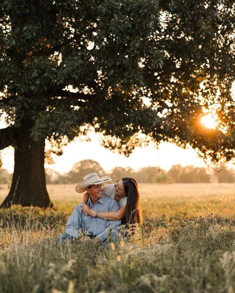 Chasing sunsets and dreams with that cowboy kind of love 🤍 #couplesphotographer #couplessession #couplesphotography #kansasphotographer #kansasweddingphotographer #weddingphotographer #wichitaphotographer #wichitakansas Ranch Family Photoshoot, Family Country Photoshoot, Cowboy Family Pictures, Western Family Pictures, Fall Pics, Chasing Sunsets, Wichita Kansas, Fall Family Photos, Family Photo Ideas