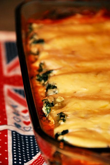 Jamie Oliver's Awesome Spinach and Ricotta Cannelloni Spinach And Ricotta Cannelloni, Vegetable Jalfrezi, Jamie Oliver 5 Ingredients, Ricotta Cannelloni, Chef Jamie Oliver, Fun Thanksgiving Desserts, Spinach And Ricotta, Jamie Oliver Recipes, Savory Food