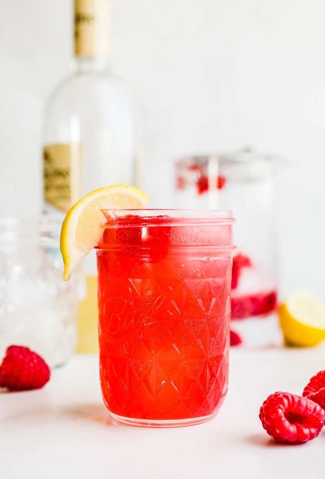 This Raspberry Limoncello Cocktail mixes vodka, limoncello, lemon, and soda for a refreshing, easy drink! Raspberry Lemoncello Drink, Raspberry Limoncello Cocktail, Raspberry Gin Cocktail, Raspberry Collins, Limoncello Drinks, Limoncello Cocktail, Cocktails Easy, Limoncello Cocktails, Raspberry Gin