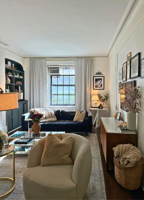 This NYC Apartment Is the Epitome of Cozy Comfort and Architectural Charm Cozy Nyc Apartment, Nyc Apartment Decorating, Chicago Condo, Nyc Studio Apartments, Boucle Chair, Nyc Decor, Nyc Interior Design, Nyc Living, Chicago Apartment