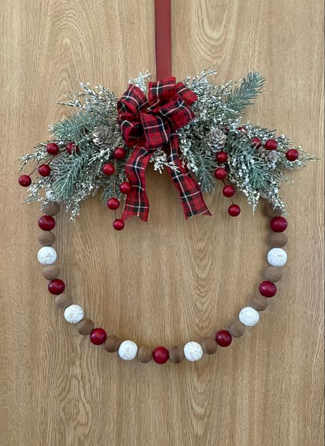 Beaded Wreath Christmas, Christmas Wooden Bead Wreath, Wood Bead Christmas Wreath, Wooden Bead Wreath Ideas, Small Christmas Wreaths Diy, Wood Bead Wreath Ideas, Wooden Ball Wreath, Beaded Christmas Wreath, Bead Wreaths