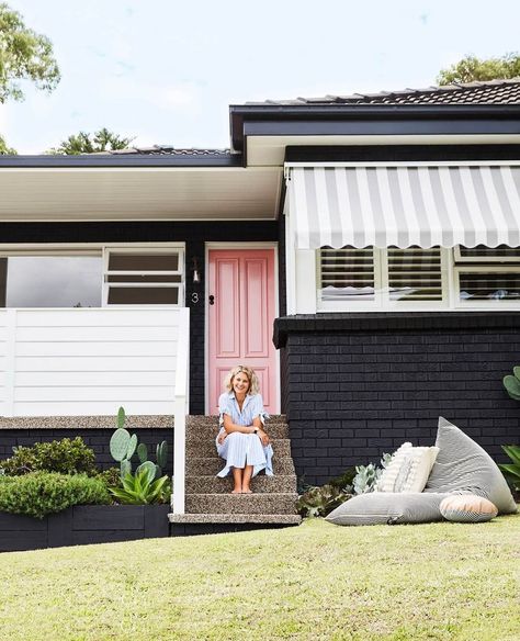 Homes To Love on Instagram: “Whether you're looking to refresh your home on a budget (hello, paint) or you're ready to take on a full-scale #renovation, deciding what…” Exterior Bungalow, Dark Home Exterior, Painted Bricks, Pink Front Door, Exterior Wall Cladding, Best White Paint, Bungalow Renovation, Red Brick House, Cottage Style Homes