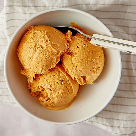 Pumpkin Ice Cream Recipe Pumpkin Cheesecake Ice Cream, Pumpkin Ice Cream Recipe, Pumpkin Spice Ice Cream, Eat At Home, Pumpkin Ice Cream, Thanksgiving Desserts Easy, Homemade Pumpkin Spice, Cheesecake Ice Cream, Ice Cream Ingredients