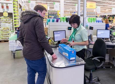 14 Startling Stories From Shop Assistants That Astonished Them to the Core Shop Assistant, Give Me My Money, Office Job, Amazing Life Hacks, Different People, Day Of My Life, During The Day, Dive In, Life Hacks