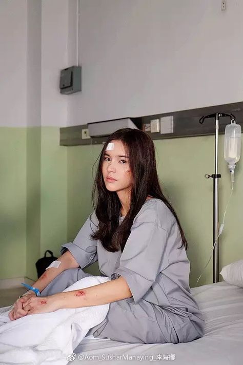 Injury Aesthetic, Holding Up The Universe, Hospital Photography, Girl Film, Bra Image, Scammer Pictures, Hospital Room, Romantic Novel, Hospital Outfit