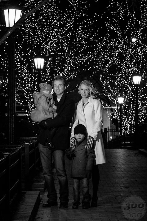 Christmas Lights Family Photoshoot, Christmas Lights Family Photos, Nighttime Family Photoshoot, Family Christmas Pictures Downtown, Christmas Light Family Photos, Night Time Family Photoshoot, Night Family Photoshoot, Unique Christmas Family Photo Ideas, Fun Family Christmas Photos