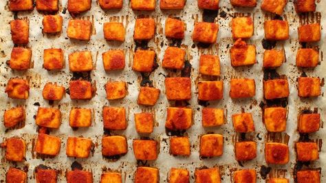 Sriracha & Soy Sauce Tofu {Recipe & Step-by-Step Instructions} | ilovevegan.com Soy Sauce Tofu, Pork Cooking Temperature, Marinated Tofu, Tofu Recipe, Baked Tofu, Recipe Steps, Tofu Recipes, Vegan Foods, Veggie Dishes