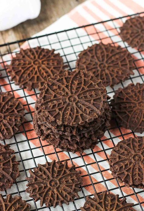 Dark Chocolate Pizzelle - rich and crispy pizzelle cookies that are simple to make! These Italian cookies have a deep dark chocolate taste - perfect for Christmas or year-round cookie trays. Chocolate Pizzelle Recipe, Pizzelle Cookies, Pizzelle Recipe, Cookie Sandwich, Wafer Cookies, Italian Cookies, Xmas Cookies, Italian Desserts, Backyard Makeover