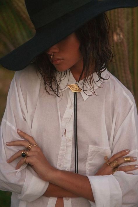 Styling Bolo Tie Women, Bolo Tie Women Outfit, Tie Women Outfit, Bolo Tie Women, Corn Farm, Mode Poses, Aesthetic Country, Hat Photography, Tie Outfit