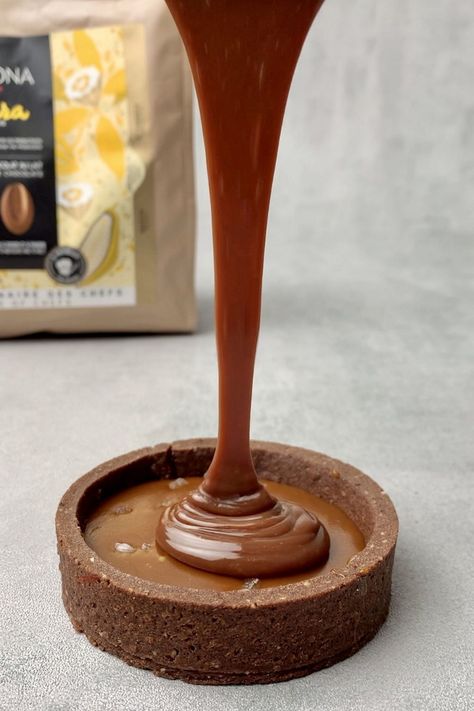 Caramel Tart Recipe, Salted Caramel Chocolate Tart, Chocolate Caramel Tart, Salted Caramel Tart, Chocolate Tarts, Chocolate Tarts Recipe, Chocolate Ganache Tart, French Tart, Caramel Tart