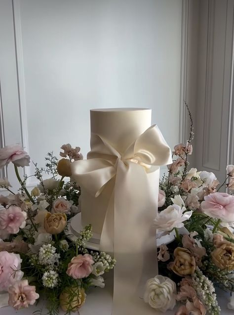 Bridgerton Decoration, Aesthetic Wedding Cakes, White Cake Aesthetic, Floral Theme Wedding, Vintage Modern Wedding, Flower Decoration Wedding, Bow Wedding Cakes, Wedding Cakes Ideas, Pearl Bridal Shower