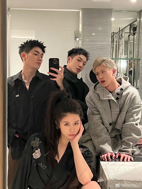 Quadro Squad Goals 2girls 2boys, 2 Boys 2 Girls Squad Aesthetic, Foto Bff, Ulzzang Friends, Friend Tumblr, Boy Squad, Siblings Goals, Long Shiny Hair, Korean Best Friends