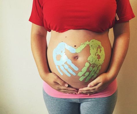 Maternity Shoot Painted Belly, Hand Print On Pregnant Belly, Belly Painting Pregnant Easy, Maternity Photography Painted Belly, Painted Belly Maternity Photos, Maternity Belly Painting Ideas, Painting On Pregnant Belly, Diy Bump Photos, Christmas Belly Painting Pregnant