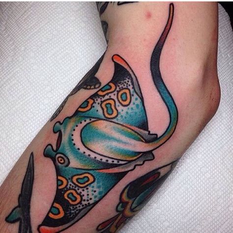 Manta ray traditional tattoo Stingray Tattoo Traditional, Horshoe Crab Tatoos, Thigh Sleeve Tattoo Women, Rays Tattoo, Aquatic Tattoo, Stingray Tattoo, Ray Tattoo, Monkey Tattoos, Sea Tattoo