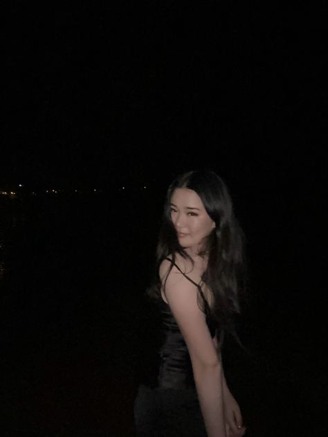 Night Beach Photo Ideas, Night Beach Photos With Flash, Beach Pictures Poses Instagram Night, Beach At Night Photoshoot, Instagram Picture Ideas Night, Night Poses Ideas, Nighttime Beach Photoshoot, Beach Pictures Night, Beach Night Photos