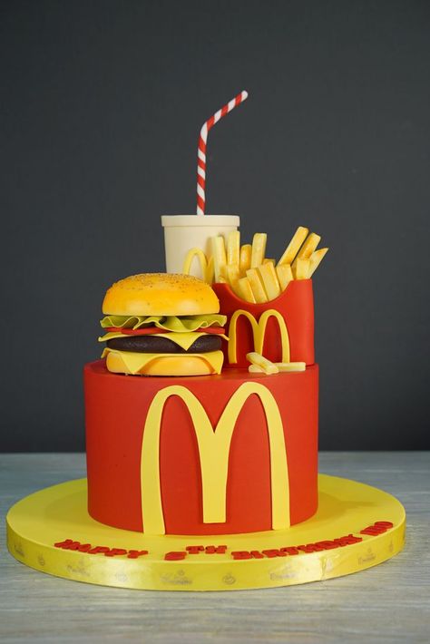 Mc Donald Cake, Mcdonalds Birthday Party, Burger Cake, Realistic Cakes, Pizza Cake, Cool Cake Designs, Funny Birthday Cakes, Cartoon Cake, Creative Birthday Cakes