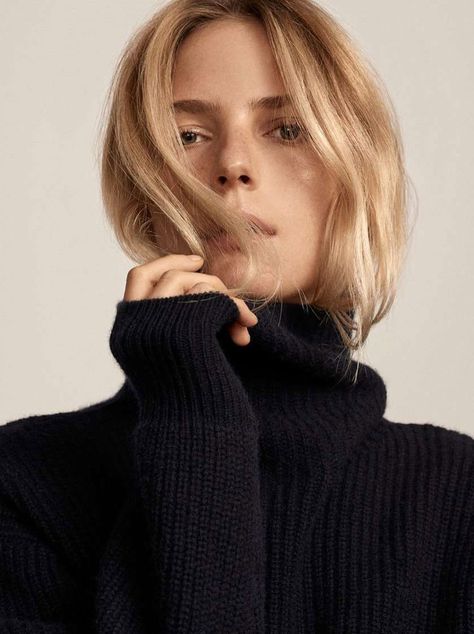 H&M Cashmere-Blend Sweater Ecomm Fashion Photography, Women Fashion Poses, Camilla Deterre, Sweater Poses, Sweater Photography, Shoot Moodboard, Fashion Portrait Photography, Women Portrait, Studio Portrait Photography