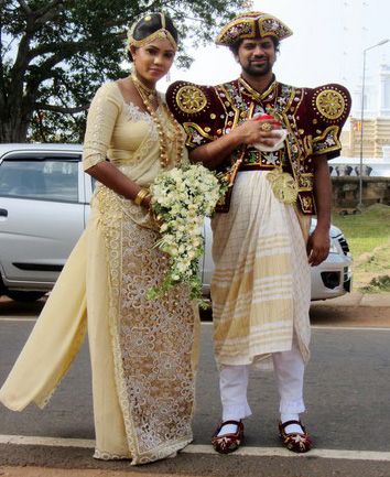 Sri-Lanka2 Sri Lankan Clothes, Sri Lanka Clothes, Sri Lankan Wedding Saree, Half Sari, Sari For Women, Sri Lanka Photography, Black King And Queen, Rose Gardens, Sipping Tea