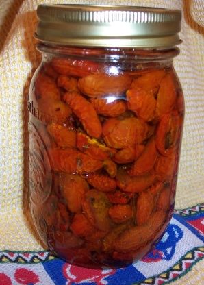 Sun dried tomatoes Tomatoes In Olive Oil, Bread With Cheese, Sodium Foods, Oven Dried Tomatoes, Preserving Recipes, Dehydrated Foods, Canning Vegetables, Olive Oil Recipes, Italian Foods