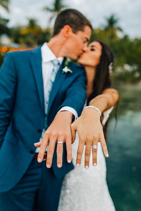 Florida Keys Wedding, Wedding Portrait Poses, Colourful Wedding, Wedding Picture Poses, Photography Styles, Keys Wedding, Wedding Couple Poses, Wedding Photos Poses, Foto Poses