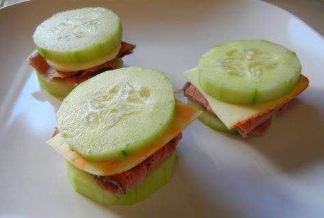 Roast Beef & Cheese Cucumber "Sandwiches".  you should check this site.. her weight loss is amazing and she's so pretty!  Fabulous inspiration! Cucumber Sandwiches, Low Carb Diets, Summer Snacks, God Mat, Diet Vegetarian, Snacks Für Party, Low Carb Snacks, Keto Snacks, Finger Food