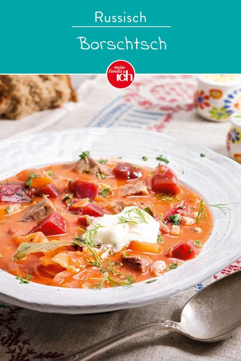 Seinen Namen verdankt die in weiten Teilen Osteuropas verbreitete Suppe wahrscheinlich dem slawischen Wort „Barszcz“ für das Bärenklau-Kraut, das früher Hauptzutat war. Rote Bete sorgt für die unverwechselbare Farbe und eine leicht süßliche Note. Beim Servieren den Klecks saure Sahne nicht vergessen! #borschtsch #russisch #rezept #wurzelgemüse #traditionellesrezept Parmesan Chips, Panang Curry, Cheeseburger Soup, Greens Recipe, Edamame, Cheeseburger Chowder, Soups And Stews, Food Inspiration, Main Dishes