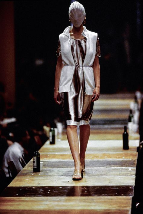 Maison Margiela Spring 1996 Ready-to-Wear Collection Photos - Vogue Anti Fashion, Silver Linings, Original Fashion, Summer Outfit Inspiration, Runway Looks, Martin Margiela, Vogue Runway, Fall 2015, French Fashion