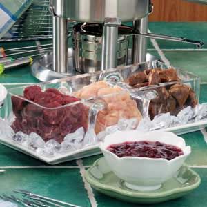 Marinated Tenderloin Fondue              (beef and pork tenderloin, could add chicken or turkey cubes or strips) Beef Fondue, Fondue Broth, Fondue Recipes Meat, Best Cheese Fondue, Fondue Dippers, Cheese Fondue Recipe, Raclette Recipes, Beer Cheese Fondue, Fondue Dinner