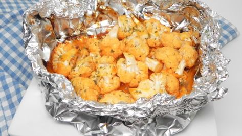 In this recipe, cauliflower tossed in a spicy Buffalo wing sauce and grilled in a foil packet so cleanup is a breeze. Cheesy Cauliflower Recipes, Ham And Noodle Casserole, Grilled Vegetable Recipes, Grilled Cauliflower, Vegetarian Bbq, Cheesy Cauliflower, Eat Veggies, Buffalo Cauliflower, Baked Cauliflower