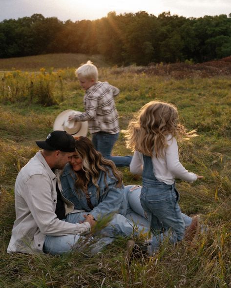 these four, c’mon. the sweetest 🤎 Young Mum Aesthetic, Life Asthetic Picture, Loving Family Aesthetic, Country Family Aesthetic, Mum Aesthetic, Country Family, Dream Future, Farm Lifestyle, Hiking Pictures