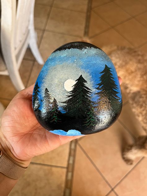 River Stones Crafts, River Rock Garden, Diy Rock Art, Mandala Rock Art, Art Forest, Painted Rocks Diy, Rock Painting Patterns, Mandala Rocks, Beach Rocks