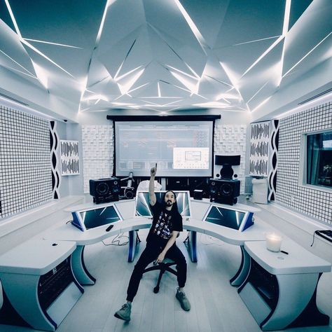 Futuristic Music Studio, Modern Music Studio, Ktm Lover, Music Studio Design, Zen Office, Photoshoot Set, Design Desks, Studio Music, Recording Studio Design