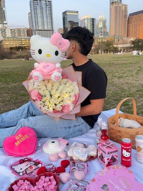 Dating Anniversary Gift Ideas For Him, Hello Kitty Girlfriend, Hello Kitty Bf, Flowers Gift Girlfriend, Bouquet Hello Kitty, Hello Kitty Couple, Things For Him, Bf Birthday, Birthday Surprise For Girlfriend