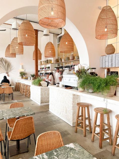 great white cafe venice calirfornia Boho Restaurant, Restaurant Seating Design, Bohemian Cafe, Modern Bohemian Decor, Retail Space Design, White Cafe, Cozy Coffee Shop, Brunch Places, Pizza Bar