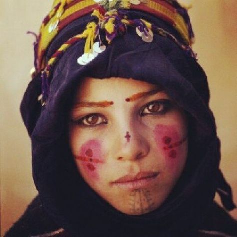 Amazigh girl from Morocco. Robert Mapplethorpe, We Are The World, Berber Women, World Cultures, The Atlas, People Of The World, Traditional Costume, Atlas Mountains, Body Tattoos