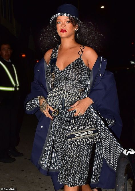 Initials: Rihanna slipped into a Dior monogram-patterned dress with striking CD hardware o... #rihanna Fenty Clothing, Miami Fashion Week, Dior Monogram, Rihanna Looks, Monogram Outfit, Rihanna Style, Boring Clothes, French Fashion, Santa Monica