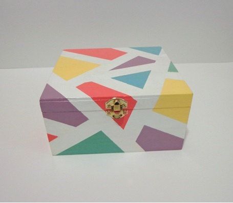 White & pastel geometric jewelry box recipe box Wooden Box Crafts, Hand Painted Wooden Box, Yellow Lilac, Painted Trunk, Blue Jewellery, Painted Wooden Boxes, Diy Storage Boxes, White Pastel, Jewelry Box Diy