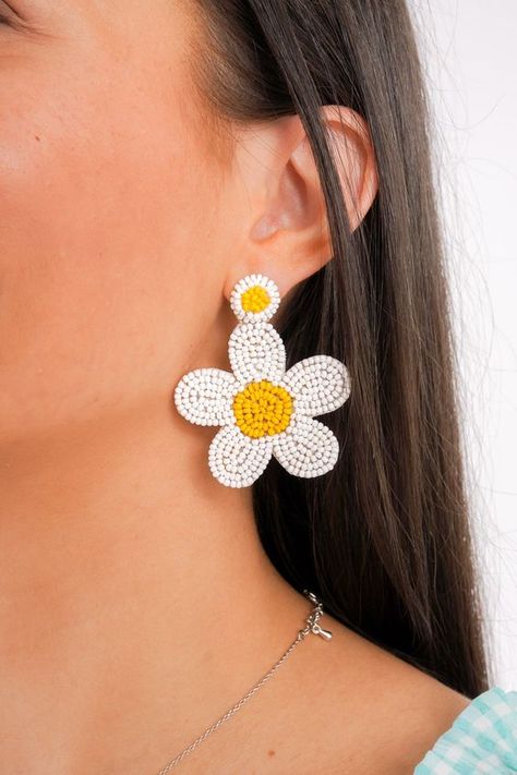 Daisy Earrings #BeadingPatterns #SeedBeadPattern #SeedBeadPatternsFree #SeedBeadPatternsTutorials Daisy Bead Earrings, Bead Earrings Diy Tutorials, Beaded Daisy Earrings, Flower Beaded Earrings, Beaded Daisy, Felted Earrings, Diy Earrings Easy, Earrings Diy Handmade, Diy Jewellery Designs