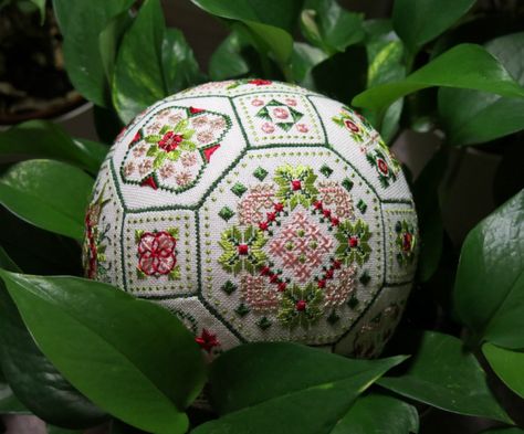 Quaker Christmas Cross Stitch, Quaker Ball, Biscornu Cross Stitch, Gazing Ball, Cross Stitch Patterns Christmas, Needle Arts, Seasonal Crafts, Cross Stitch Flowers, Cross Stitch Charts