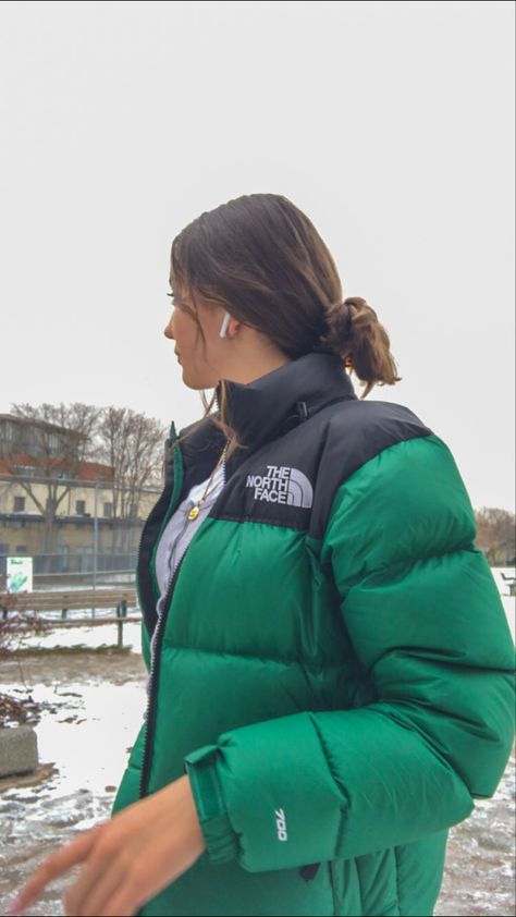 The North Face Jackets Green, North Face Puffer Jacket Green, Green North Face Puffer, Stayl Girl, North Face Puffer Outfit, North Face Puffer Jacket Outfit, North Face Jacket Outfit, Green North Face Jacket, Doudoune The North Face