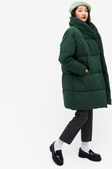 Oversized puffer coat - Dark green - Jackets - Monki WW Dark Green Jacket, Oversized Puffer Coat, Green Puffer Jacket, Puffer Jacket Outfit, Paisley Jacket, Green Puffer, Oversized Puffer, Short Trench Coat, Quilted Puffer Jacket