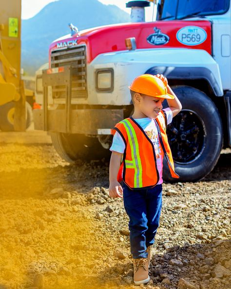 Construction Photoshoot, Construction Site Birthday Party, Career Ideas, Tractor Birthday, Construction Theme, Photo Op, Birthday Photoshoot, Birthday Photos, 4th Birthday