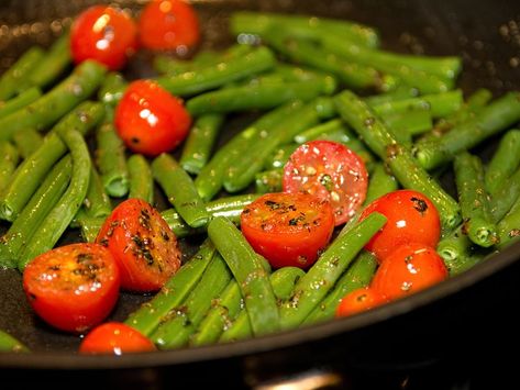 Green Beans with Cherry Tomatoes Tomato Side Dish Recipes, Tomato Side Dishes, Cherry Tomatoes Recipe, Tomatoes Recipes, Cherry Tomato Recipes, Stuffed Tomatoes, Tomatoes Recipe, Green Beans And Tomatoes, Grilled Tomatoes